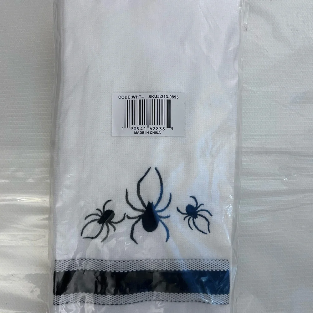 Elegant Spider Design Bath Mat - Black and White 20x30 & 2 Hand Towels